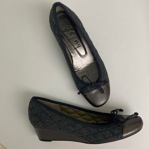 NWT FS/NY Deluxe Flannel Grey Wedge shoe